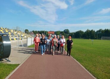 Seniorzy chodzą z kijkami 1