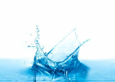 splash wody na bialym tle