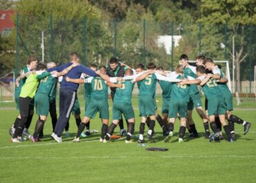 Z meczu z Wybrzeżem Biesiekierz w Sianowie