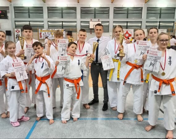 III miejsce drużynowo karateków z Sianowa 6