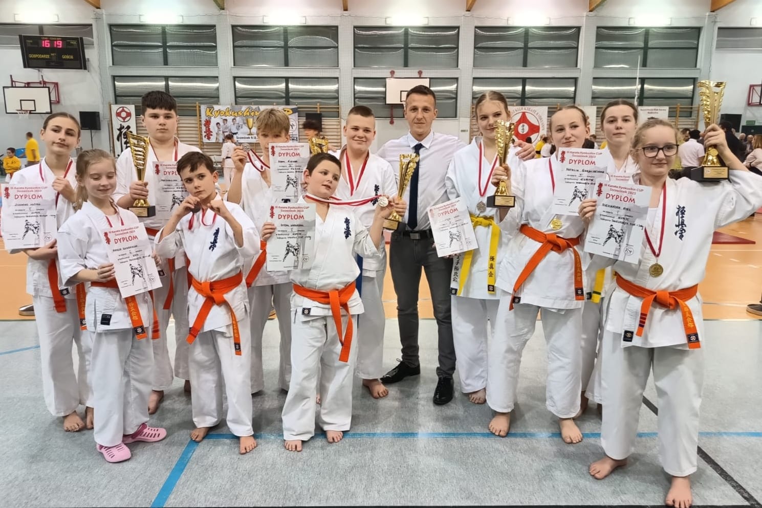 III miejsce drużynowo karateków z Sianowa 6