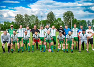 Oldboje Stowarzyszenia Victoria Sianów przed meczem z Oldbojami Tychowa