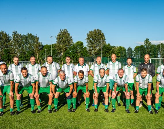 Oldboje Stowarzyszenia Victoria Sianów przed meczem z KS Perła Gmina Dygowo
