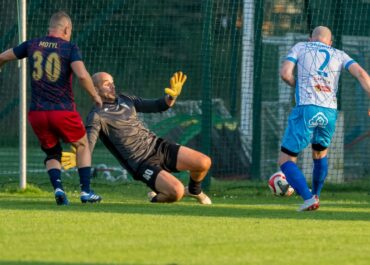 Marek Kapała w roli bramkarza. Po przerwie zagrał w polu i strzelił bramkę na 3 do 4!