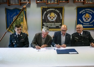 konferencja dot. dofinansowania zakupu wozu strażackiego 3