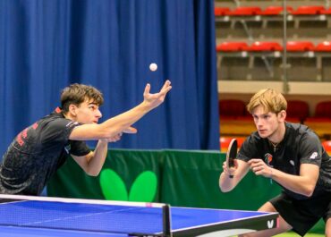 Michał Wandachowicz (zagrywający) i Mateusz Żelengowski