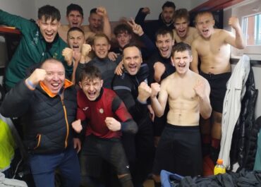 Radość w szatni Victorii II KS SKIBNO po meczu w Postominie