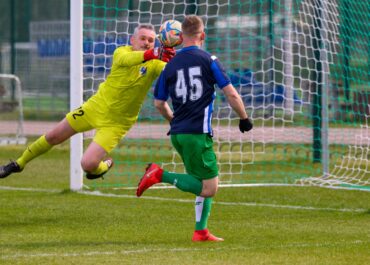 Leszek Pazdur strzelec bramki dla Victorii w meczu ze Sławą