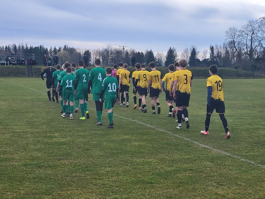 Trampkarze Victorii (w zielonych strojach) przed meczem ze Zrywem w Kretominie