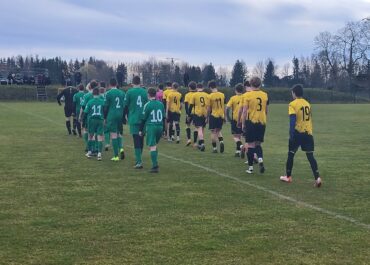 Trampkarze Victorii (w zielonych strojach) przed meczem ze Zrywem w Kretominie