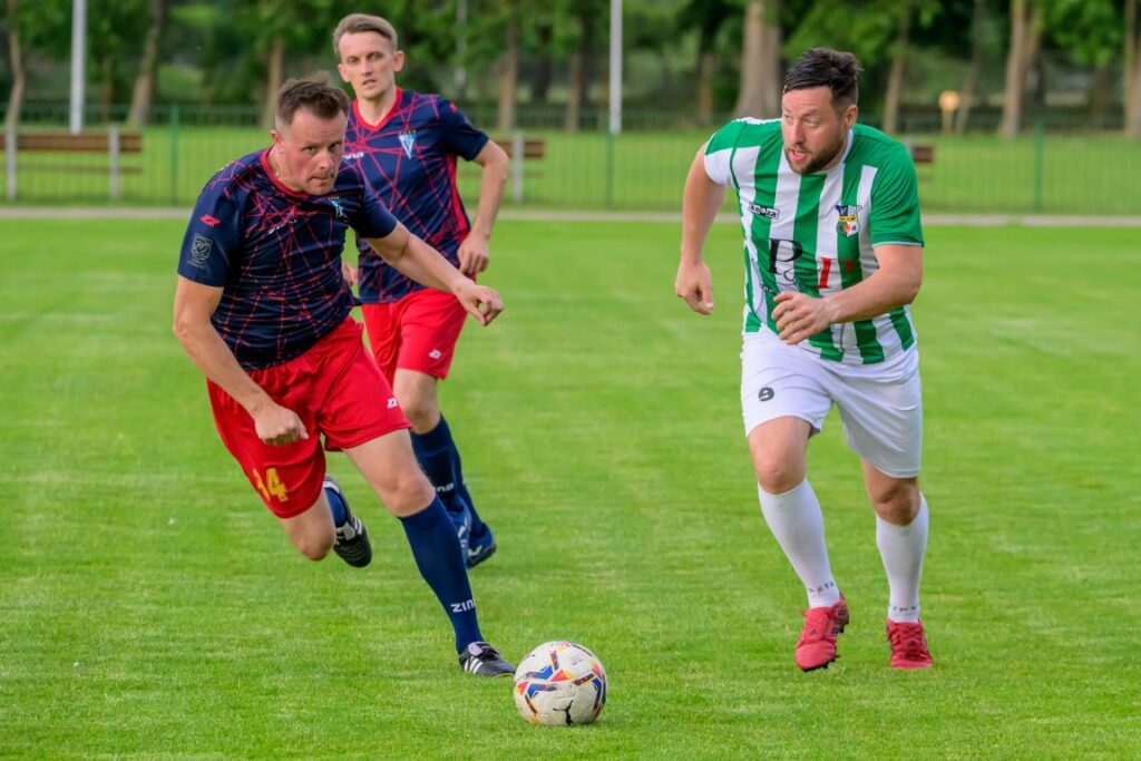 mecz oldbojów Stowarzyszenia Victoria Sianów z Olimpem Złocieniec 1