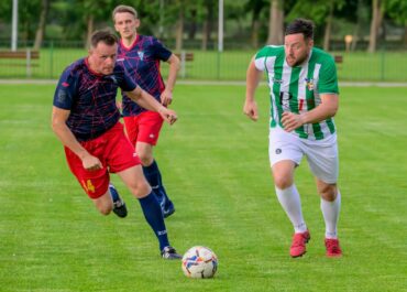 mecz oldbojów Stowarzyszenia Victoria Sianów z Olimpem Złocieniec 1