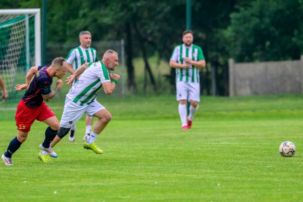 mecz oldbojów Stowarzyszenia Victoria Sianów z Olimpem Złocieniec 11