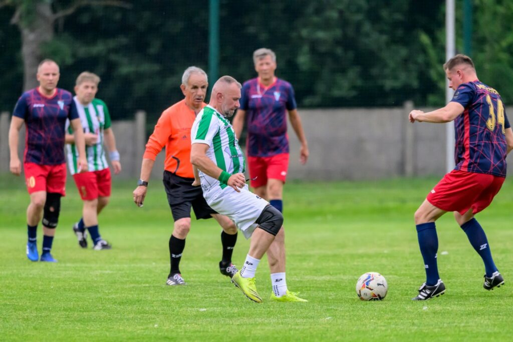 mecz oldbojów Stowarzyszenia Victoria Sianów z Olimpem Złocieniec 12