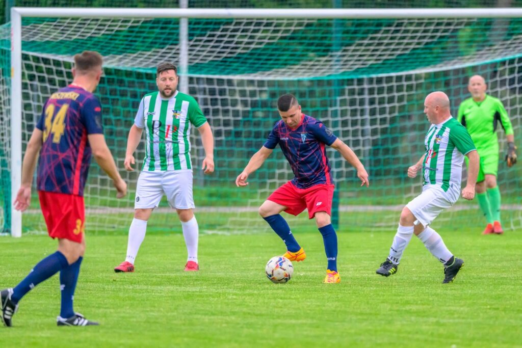 mecz oldbojów Stowarzyszenia Victoria Sianów z Olimpem Złocieniec 14