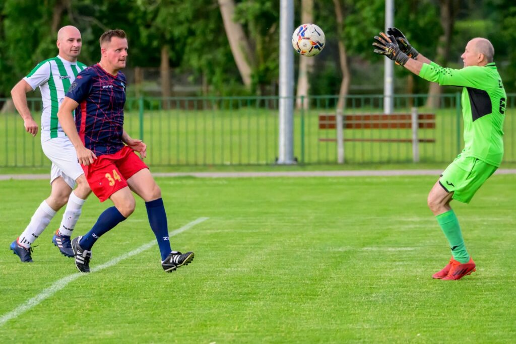 mecz oldbojów Stowarzyszenia Victoria Sianów z Olimpem Złocieniec 2
