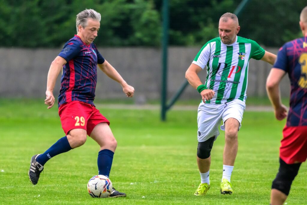 mecz oldbojów Stowarzyszenia Victoria Sianów z Olimpem Złocieniec 4