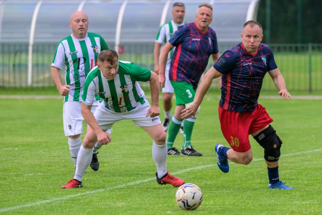 mecz oldbojów Stowarzyszenia Victoria Sianów z Olimpem Złocieniec 5