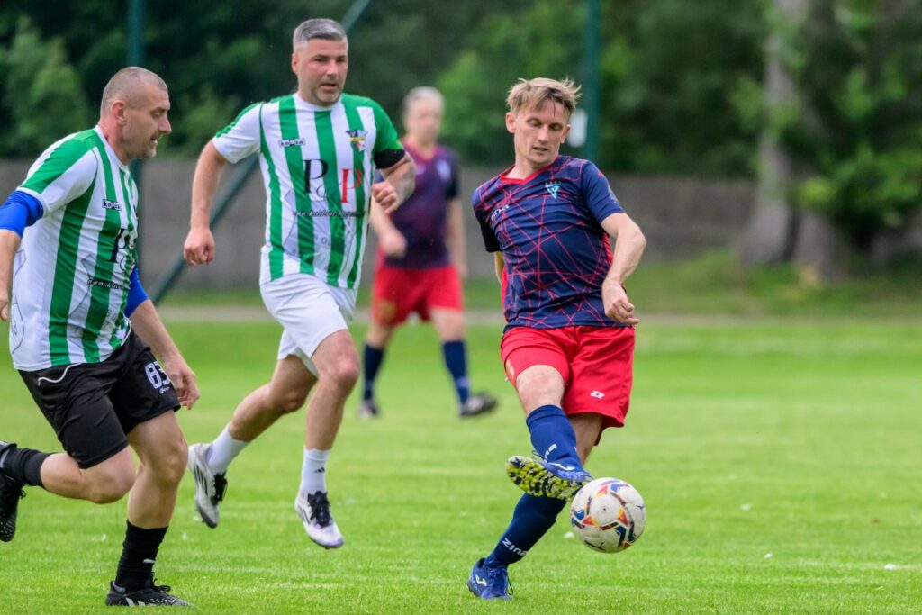 mecz oldbojów Stowarzyszenia Victoria Sianów z Olimpem Złocieniec 8