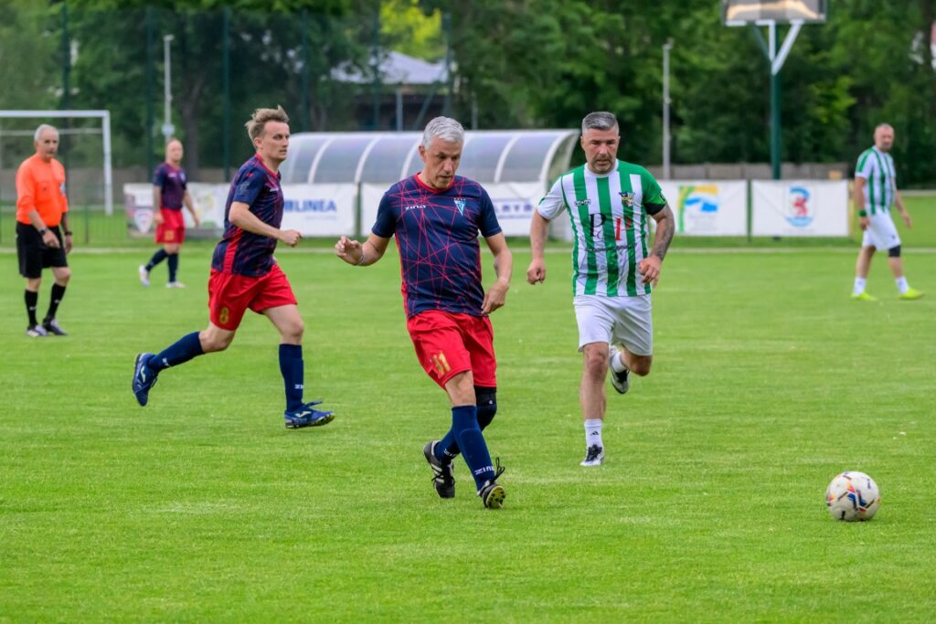mecz oldbojów Stowarzyszenia Victoria Sianów z Olimpem Złocieniec 9