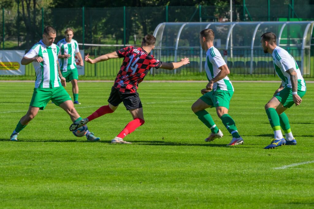 Seniorzy Victorii Sianów z Gryfem Polanów 10