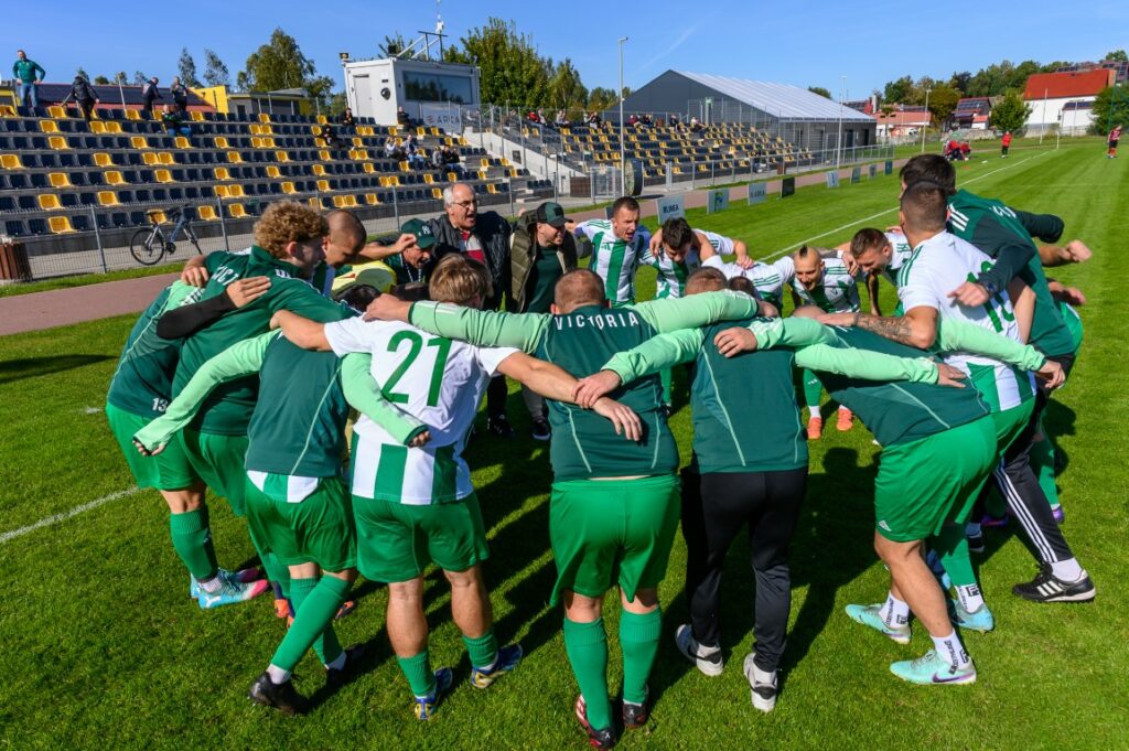 Seniorzy Victorii Sianów z Gryfem Polanów 12