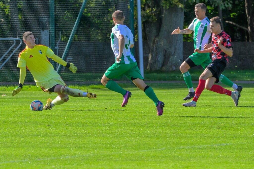 Seniorzy Victorii Sianów z Gryfem Polanów 5