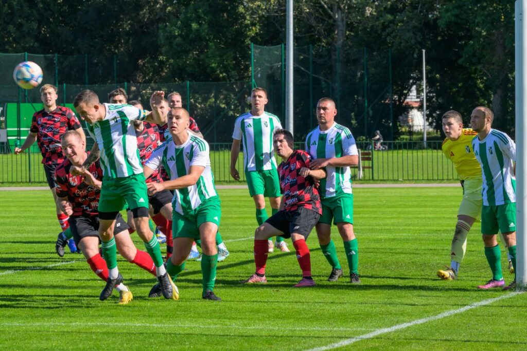 Seniorzy Victorii Sianów z Gryfem Polanów 8