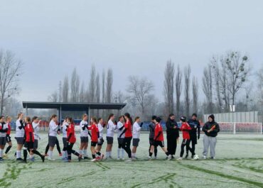 Zdjęcie przed meczem seniorek UKS Victoria SP 2 z MUKS PS II w Kostrzynie nad Odrą