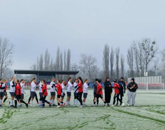 Zdjęcie przed meczem seniorek UKS Victoria SP 2 z MUKS PS II w Kostrzynie nad Odrą