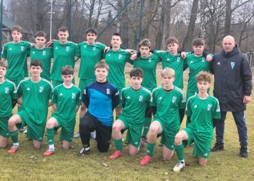 Juniorzy młodsi Victorii z trenerem Ł. Szmajdziakiem przedmeczem ze Zrywem Kretomino