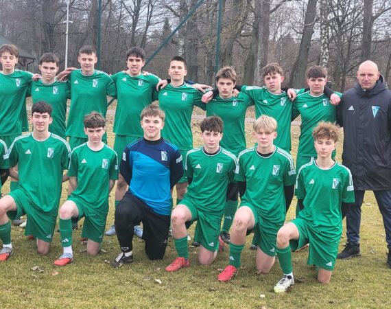 Juniorzy młodsi Victorii z trenerem Ł. Szmajdziakiem przedmeczem ze Zrywem Kretomino