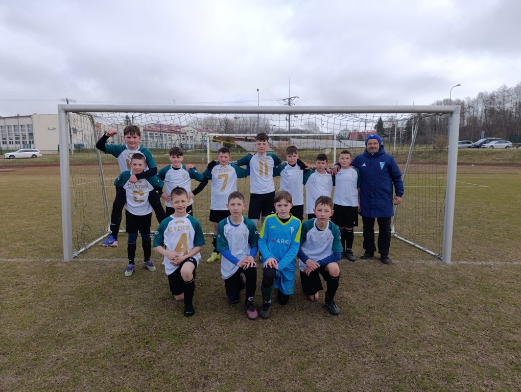 Młodzicy Victorii przed meczem z Wieżą Postomino w Postominie