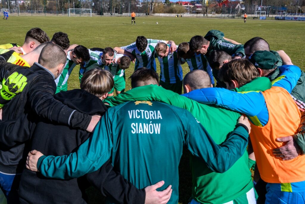 Seniorzy Victorii Sianów z Pomorzaninem Sławoborze 1