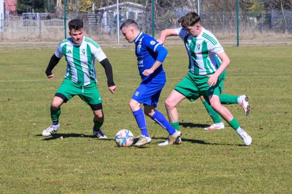 Seniorzy Victorii Sianów z Pomorzaninem Sławoborze 11