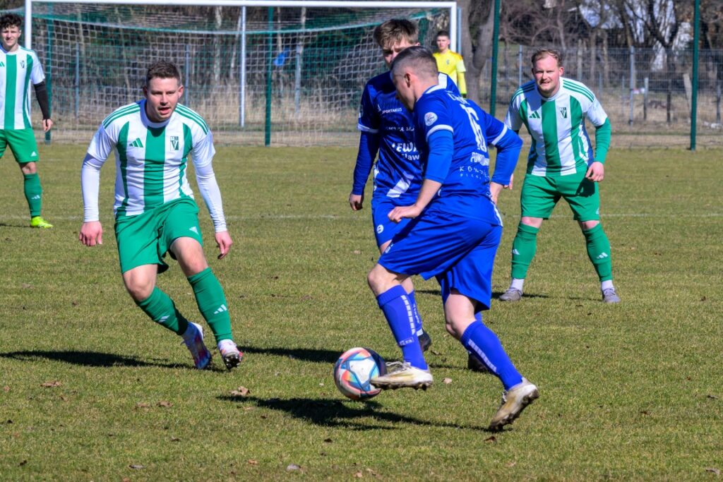 Seniorzy Victorii Sianów z Pomorzaninem Sławoborze 12