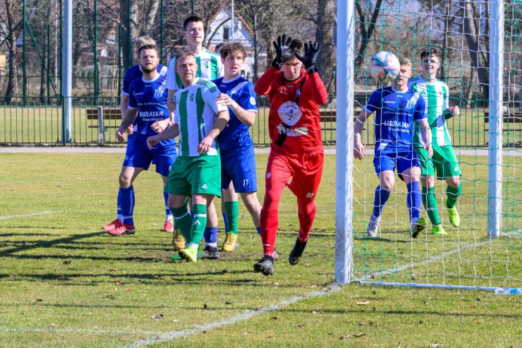 Seniorzy Victorii Sianów z Pomorzaninem Sławoborze 13