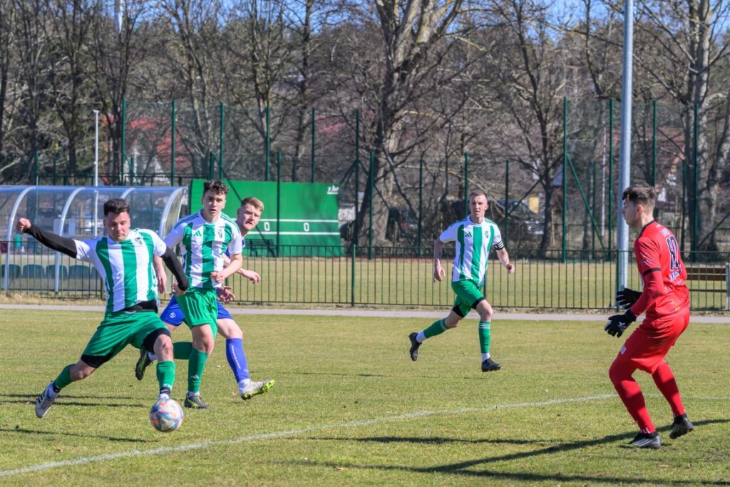 Seniorzy Victorii Sianów z Pomorzaninem Sławoborze 5