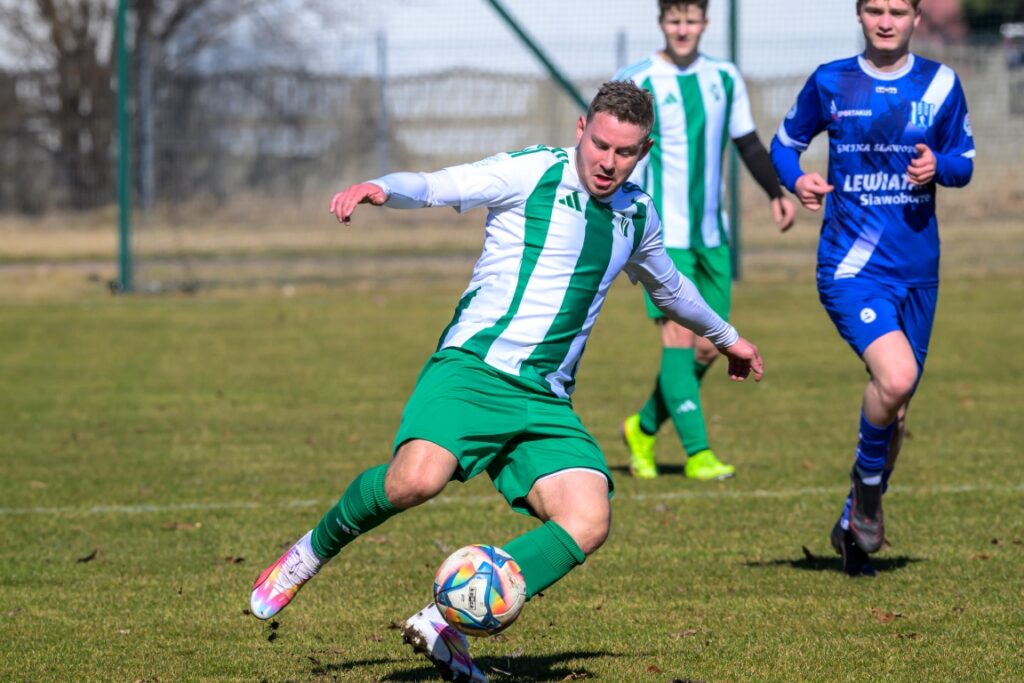 Seniorzy Victorii Sianów z Pomorzaninem Sławoborze 7