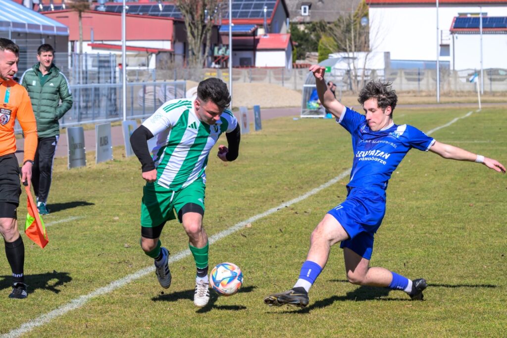 Seniorzy Victorii Sianów z Pomorzaninem Sławoborze 8