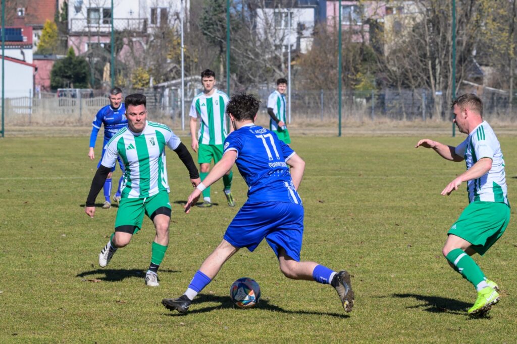 Seniorzy Victorii Sianów z Pomorzaninem Sławoborze 9