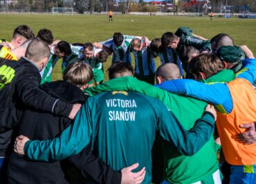 Seniorzy Victorii przed meczem z Pomorzaninem Sławoborze w Sianowie