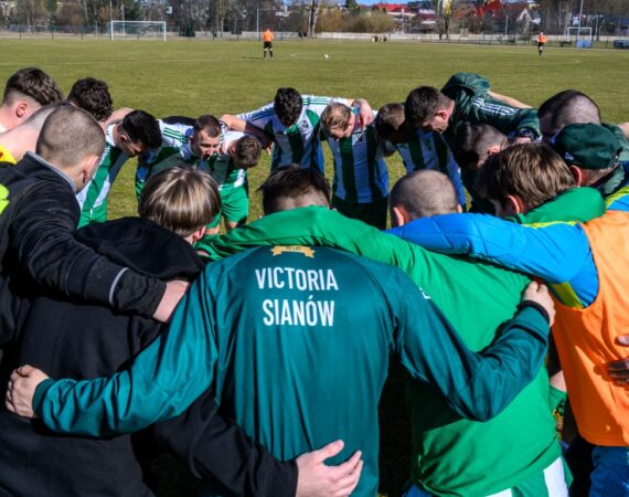 Seniorzy Victorii przed meczem z Pomorzaninem Sławoborze w Sianowie