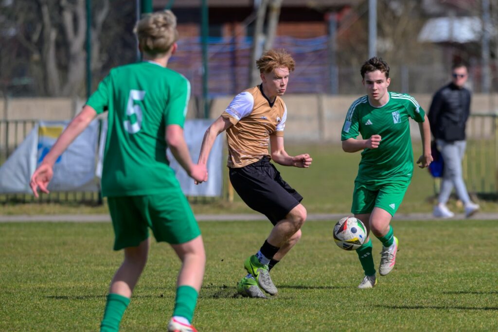 zdjęcie(a) juniorów młodszych Victorii Sianów przed meczem i z meczu z Bałtykiem Koszalin, rozegranym w Sianowie 1