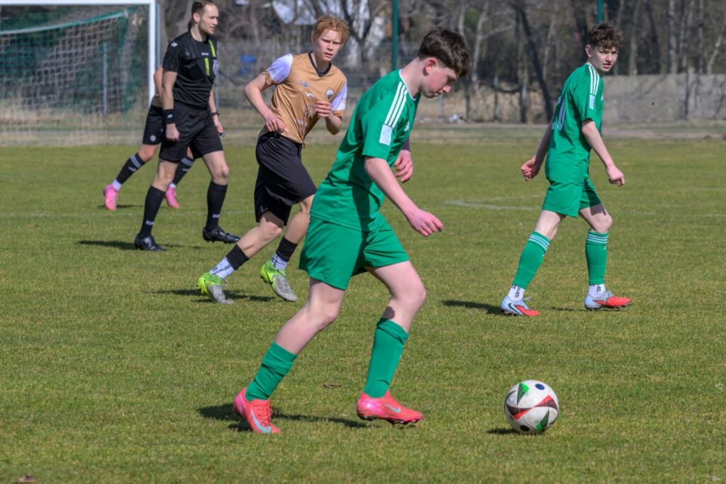 zdjęcie(a) juniorów młodszych Victorii Sianów przed meczem i z meczu z Bałtykiem Koszalin, rozegranym w Sianowie 10