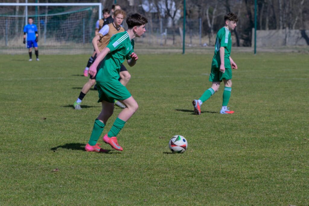 zdjęcie(a) juniorów młodszych Victorii Sianów przed meczem i z meczu z Bałtykiem Koszalin, rozegranym w Sianowie 11