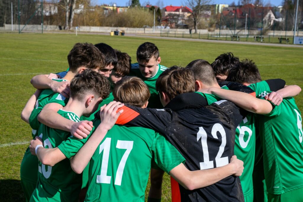 zdjęcie(a) juniorów młodszych Victorii Sianów przed meczem i z meczu z Bałtykiem Koszalin, rozegranym w Sianowie 12