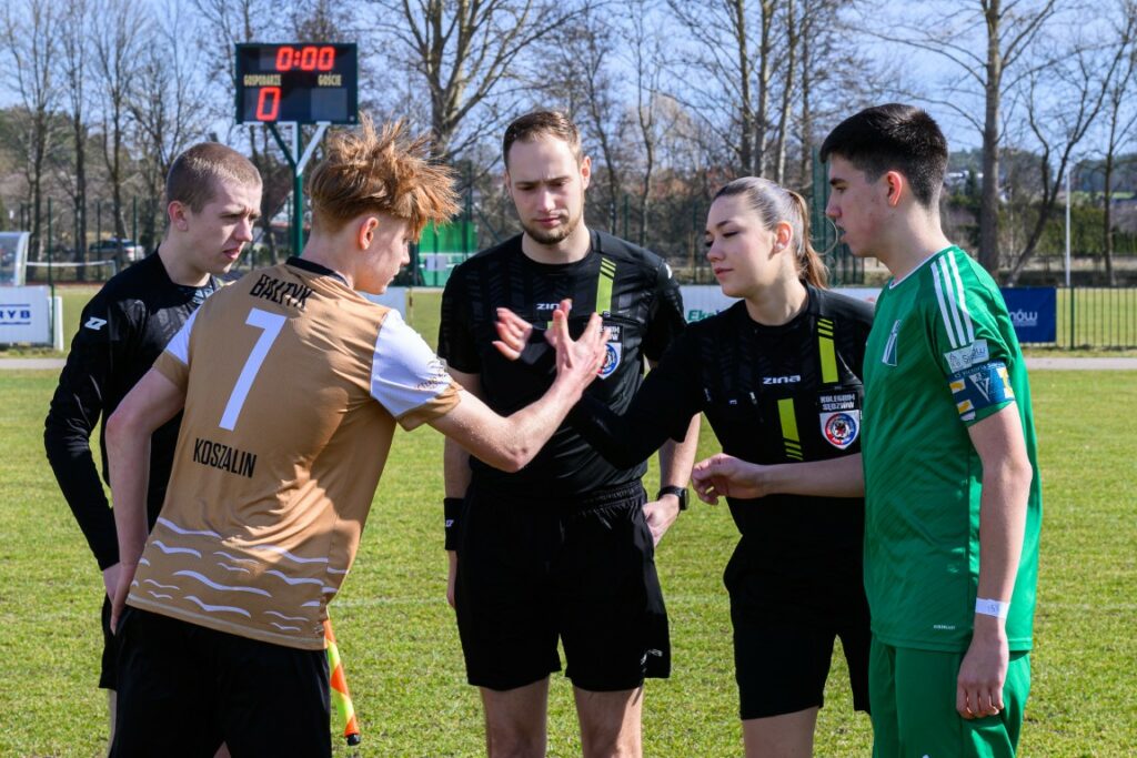 zdjęcie(a) juniorów młodszych Victorii Sianów przed meczem i z meczu z Bałtykiem Koszalin, rozegranym w Sianowie 13
