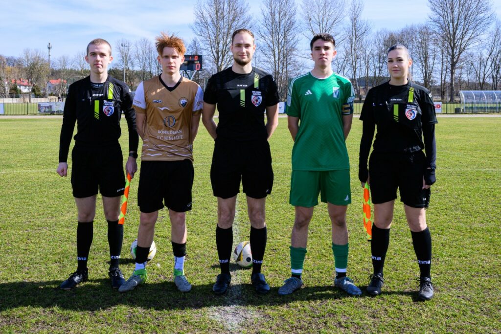 zdjęcie(a) juniorów młodszych Victorii Sianów przed meczem i z meczu z Bałtykiem Koszalin, rozegranym w Sianowie 14