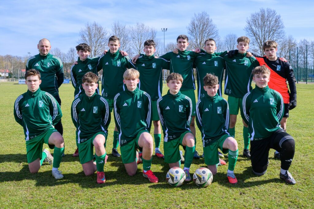 zdjęcie(a) juniorów młodszych Victorii Sianów przed meczem i z meczu z Bałtykiem Koszalin, rozegranym w Sianowie 15